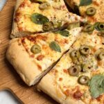 masa para pizza de 3 quesos, tomate y albahaca