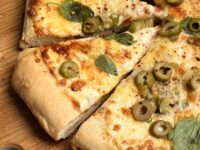 masa para pizza de 3 quesos, tomate y albahaca