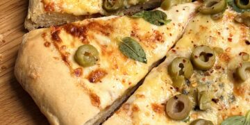masa para pizza de 3 quesos, tomate y albahaca
