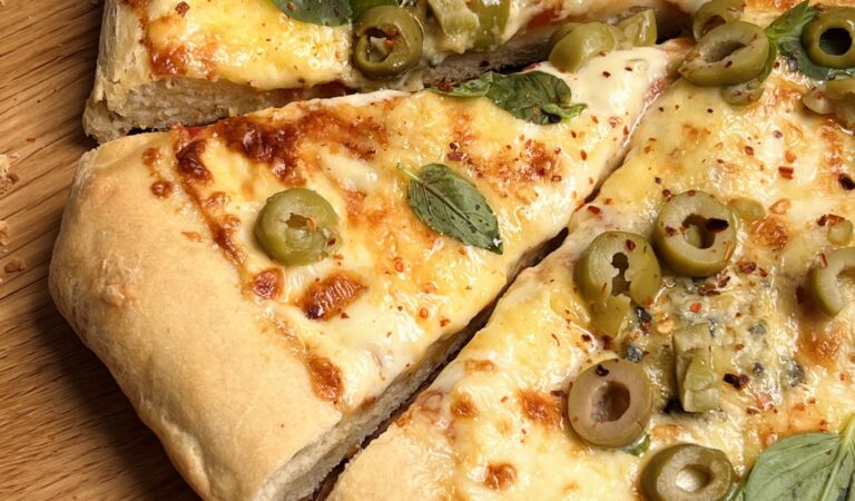 Pizza de 3 quesos, tomate y albahaca: receta fácil y deliciosa