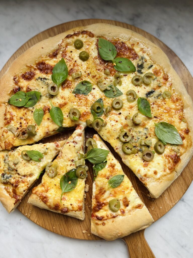 pizza de 3 quesos, tomate y albahaca1